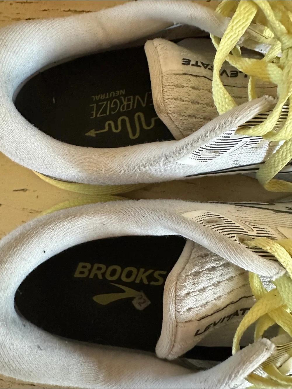 Brooks Levitate 6 Womens Running Shoes Sneakers White Black Yellow size 9